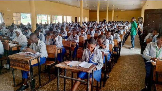 FG Reviews School Curricula to Ease Overload, Improve Learning